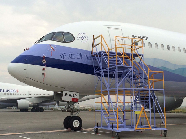 先前華航a350新機「帝雉號」曝光,遭鄉民譏字體太醜.(圖/翻攝自ptt)