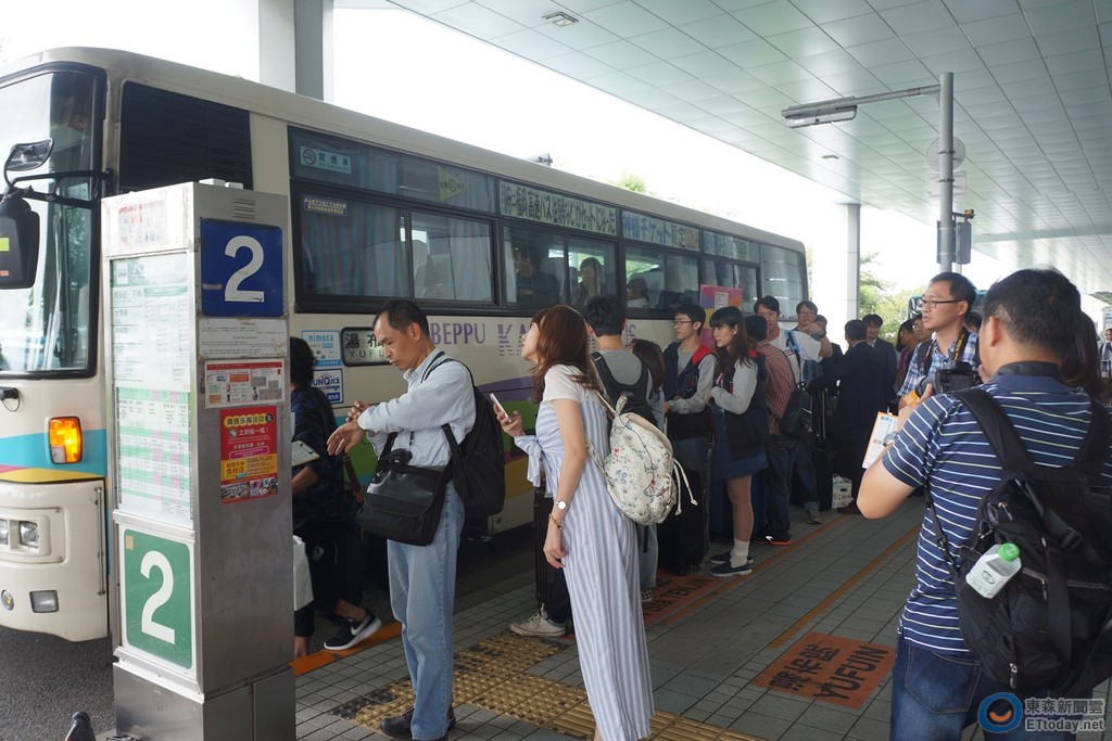 乘車排隊井然有序.(圖/記者黃君瀚攝)