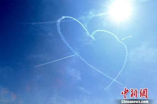 珠海航展歼20首秀 英国红箭展演射出「邱比特