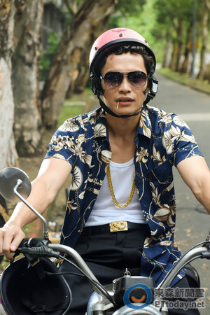 黄镫辉顶台客电棒头 脸书收「内衣辣妹」私讯诱惑