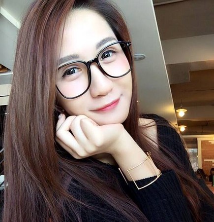 其实影片中的bivi华华(点我进入传送门)已经在网路上小有名气,除了常