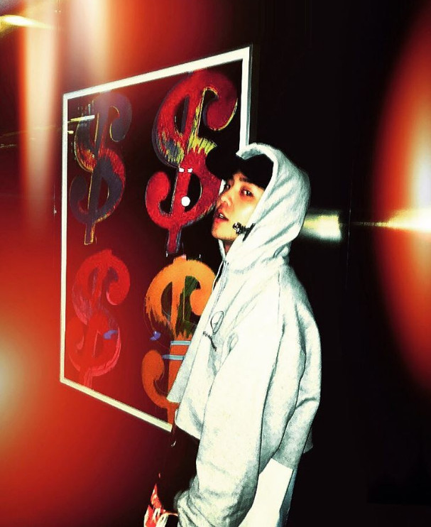 g-dragon长相帅气,独特的时尚风格获得许多粉丝支持.