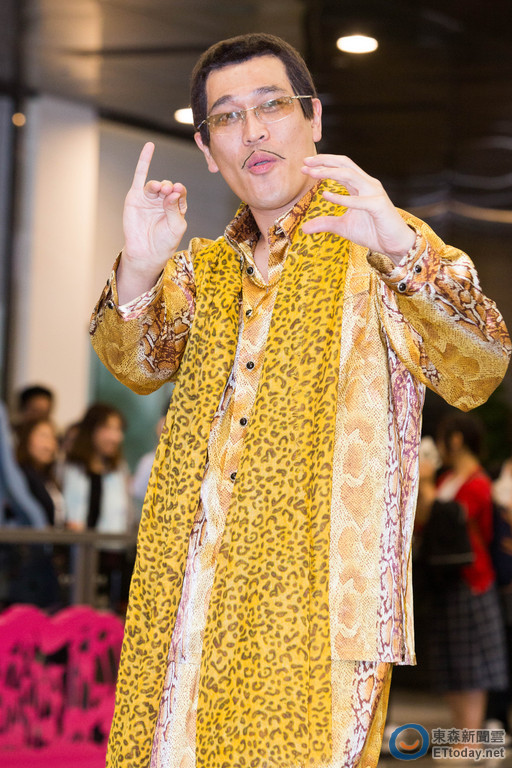 直击/《ppap》piko太郎豹纹装访台!粉丝争睹踩坏椅子