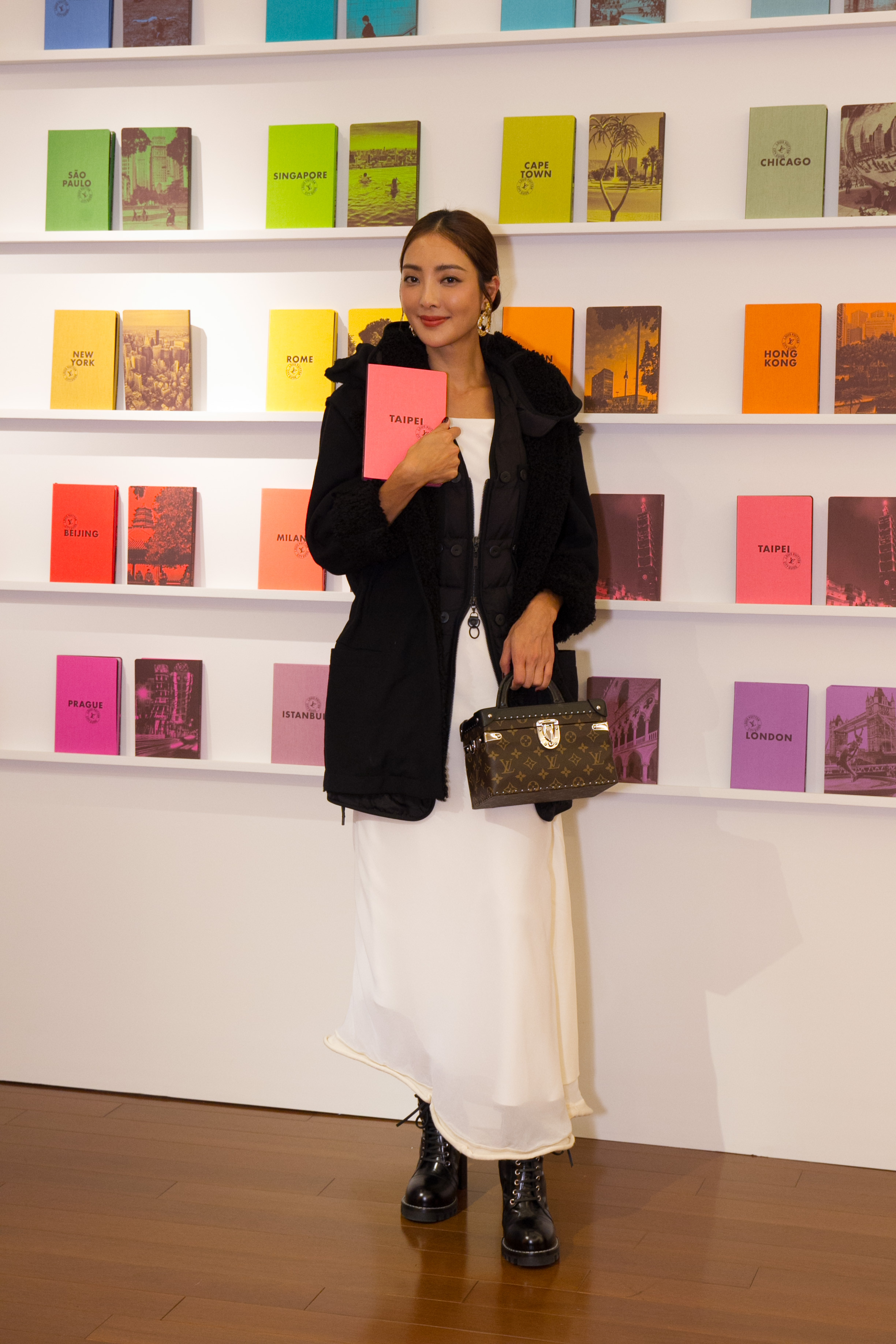 吴速玲不畏天气热,穿上lv秋冬系列的厚外套跑趴.