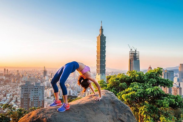 茵茵后仰pose被惊呼像电影《大法师》.(图/翻摄自茵茵脸书)