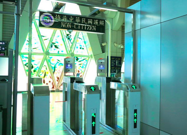 外来人口使用快速通关 多一点留连热情台湾的时间
