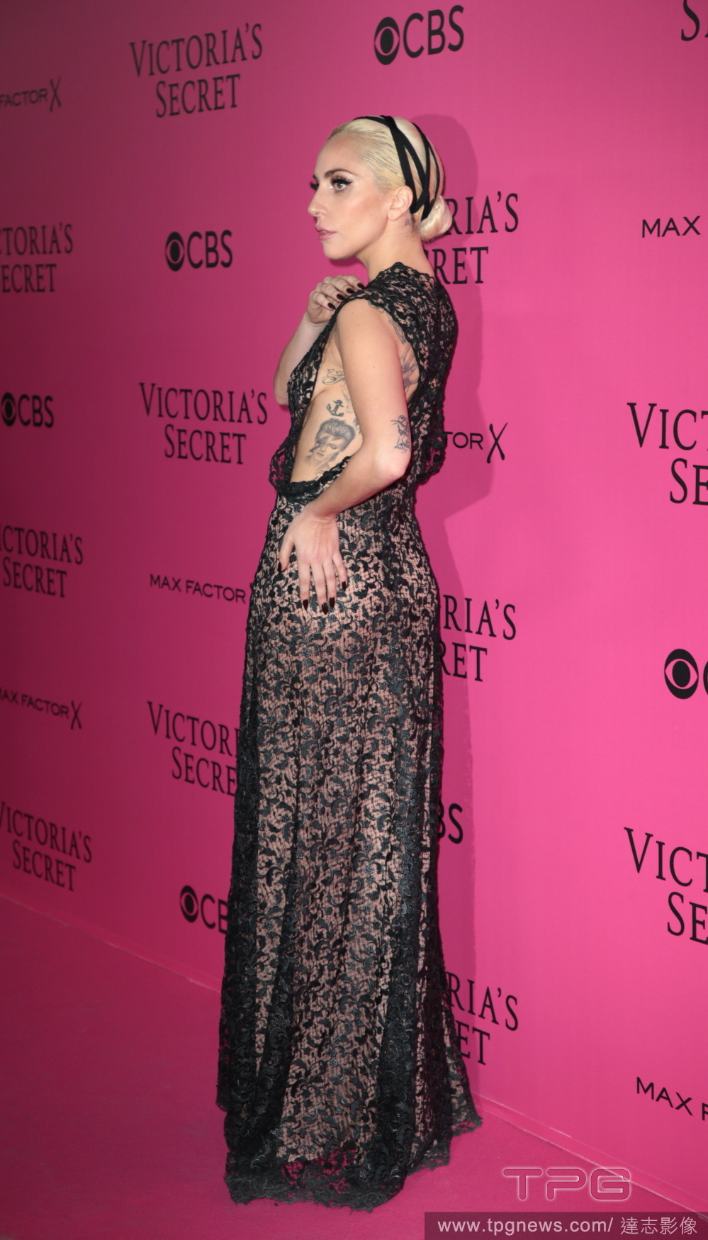 跟内衣天使拼场!卡卡正乳侧乳通通露 连小裤裤都见客