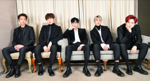 首尔直击/b1a4摸黑访问 孔灿打灯「暖助抄笔记记者」