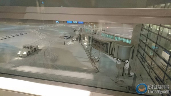 飞机都冰封.新千岁机场大雪封闭 旅客怨:只剩我