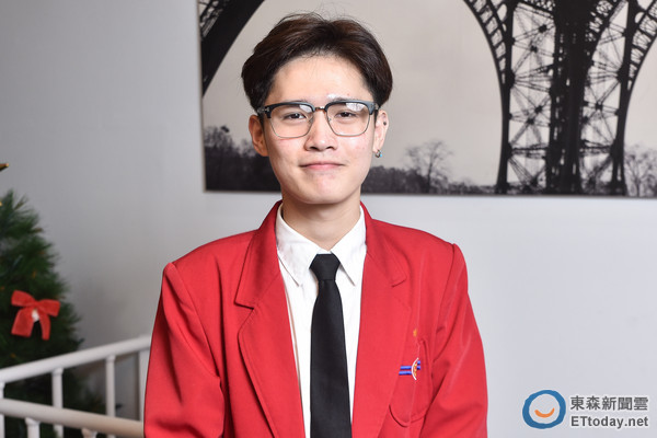 母亲过世哭不出来 钟明轩走路上被问:欸你妈咧?