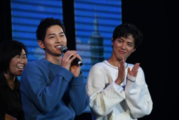 宋仲基年初曾义气出席师弟朴宝剑的见面会.(图/宝辉娱乐提供)