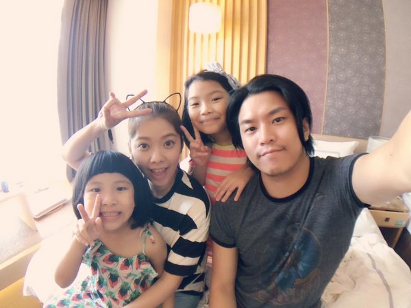 阿弟与老婆mei一家四口十分幸福.(图/取自阿弟,mei粉丝团)