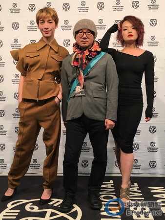 女星床戏体位被导演狂喊卡 逼出「荡秋千式倒挂做爱」