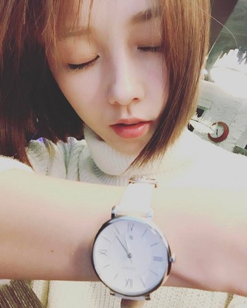 邵雨薇1年轧3戏累坏了! 「瘫软沙发」秒睡好心疼