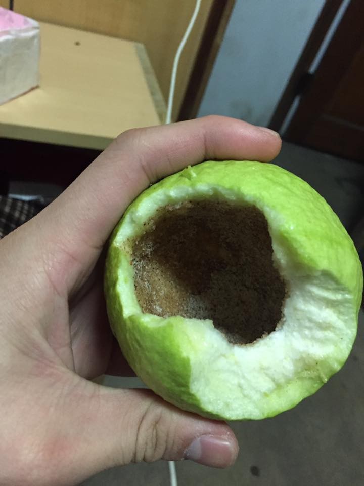 自创吃法!挖空芭乐籽倒梅粉「每口都酸甜」 网