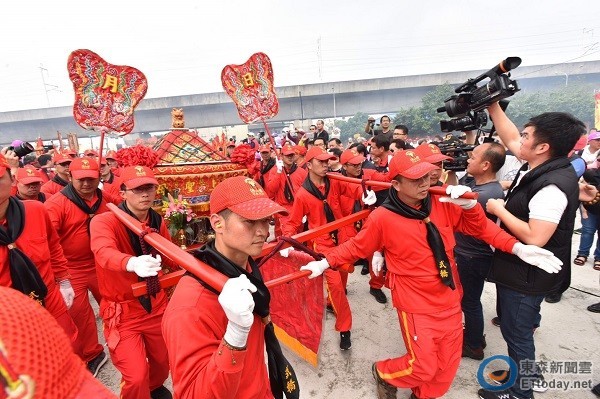 祖祈安遶境回駕」活動,信徒以8天7夜行經6縣市,南巡至雲林麥寮拱範宮