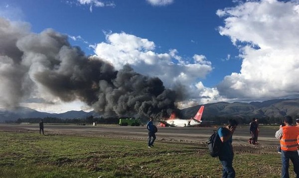 秘鲁飞机降落后在机场跑道上起火(图/翻摄自推特dwnews)