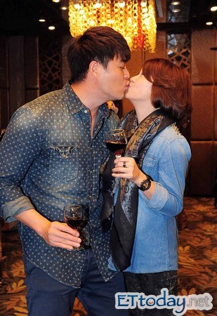 人妻六月放胆吻刘至翰 下戏继续亲:吻不够吗?