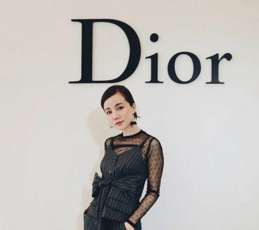 以短发著称,模特儿谢琦琦能驾驭不同风格的服装.
