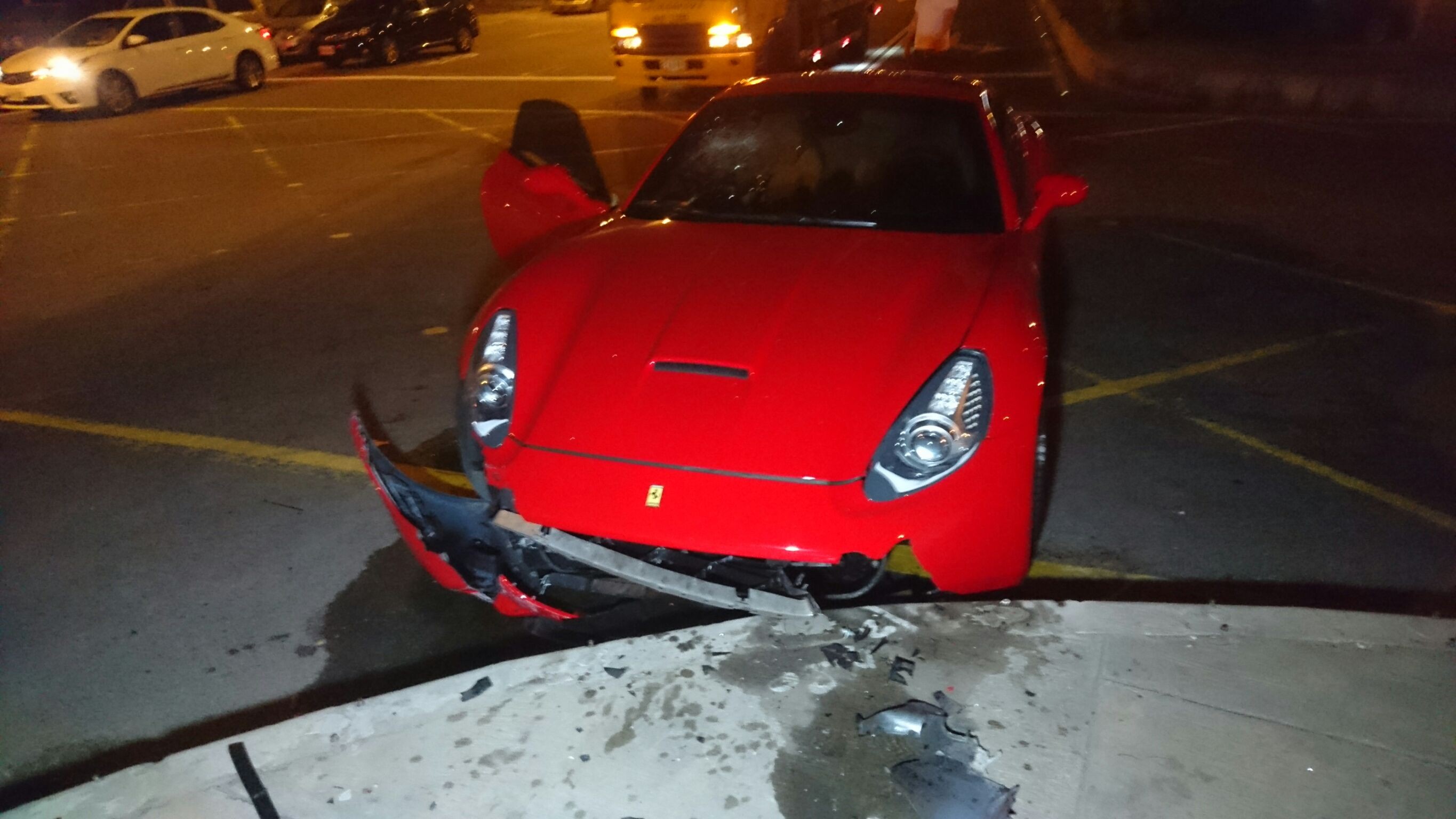 1190万法拉利california撞分隔岛 疑恍神闪不及车头毁