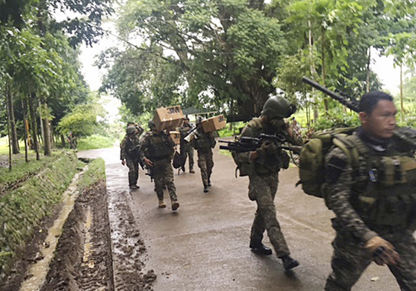 菲律宾南部爆发反恐战争,图为菲国军队正在增援马拉维市