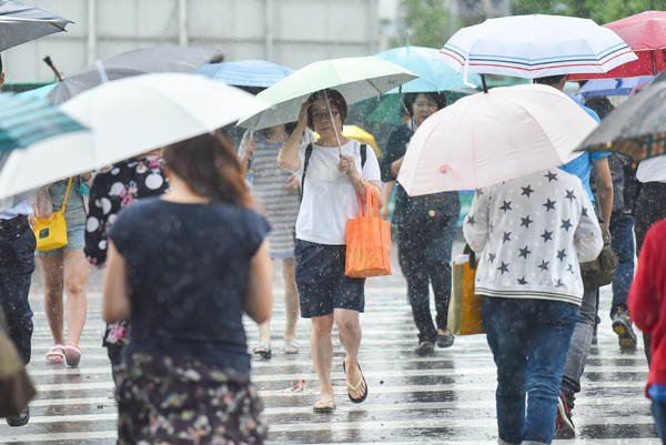 ▲下雨,雨天,天氣,積水,豪大雨,雷陣雨,梅雨,降雨,氣象,行人（圖／李毓康記者攝）