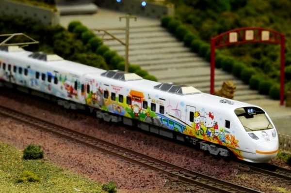 台鐵推出Kitty彩繪「N規火車模型」 迷你列車動起來萌翻天 | ETtoday 旅遊雲 | ETtoday旅遊新聞(生活)