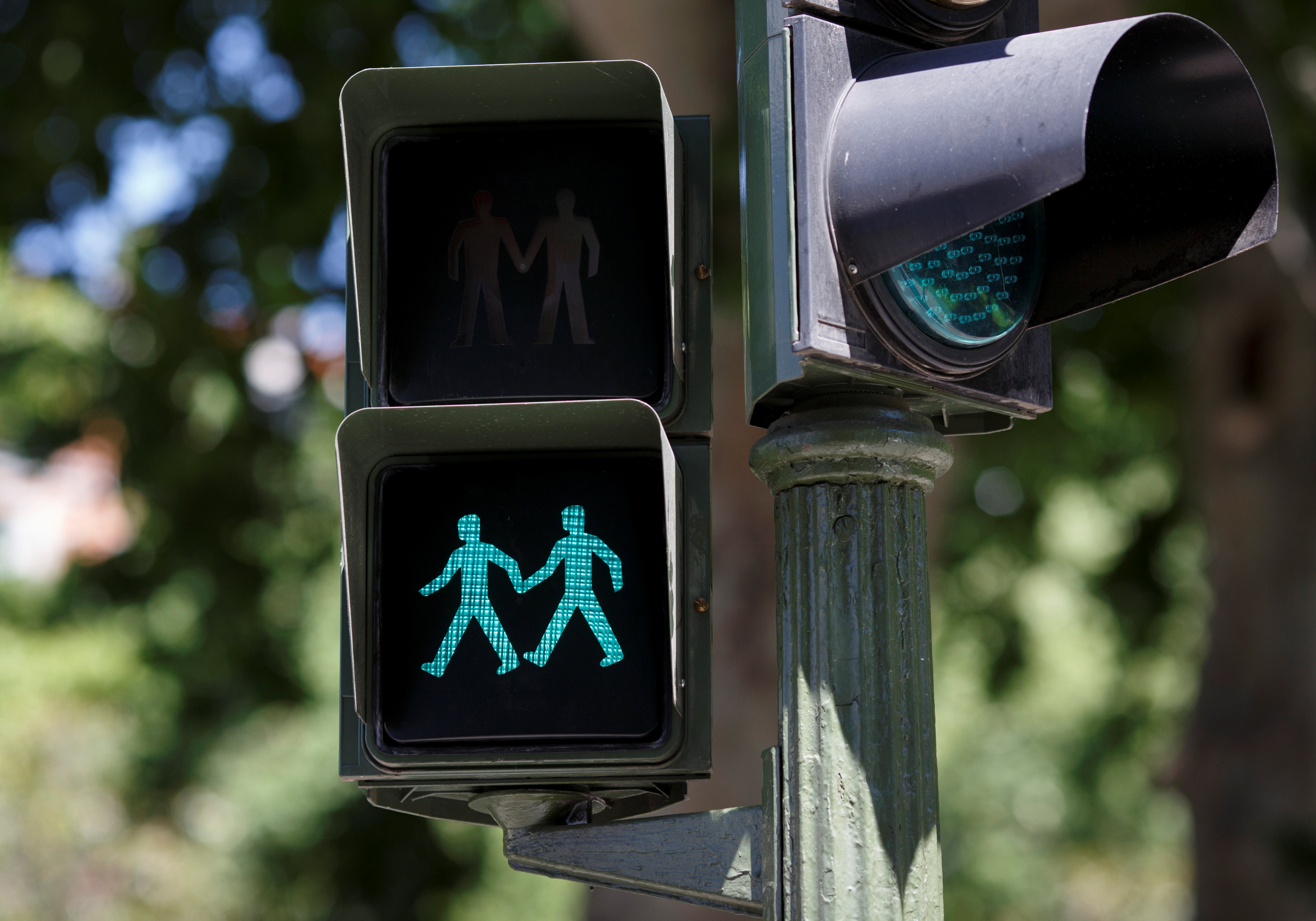 同性伴侣牵手过街!马德里改装行人号志灯 迎接世界骄傲节