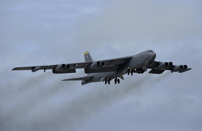 美軍2架B-52轟炸機再飛越南海！進行空中加油「本月第3次」