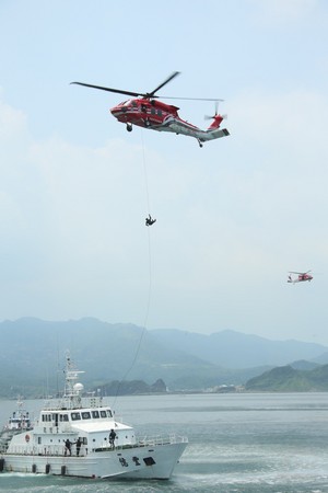 搭乘海巡署宜蘭艦前往基隆外海視導海上操演,同時,憲兵特勤隊也配合