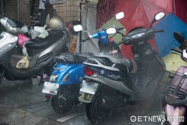 ▲▼雨天,下雨,機車,摩托車,行人,暴雨。（圖／記者季相儒攝）