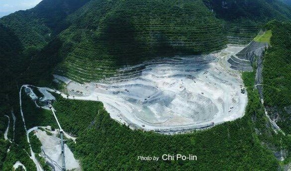 ▲▼《看見台灣》齊柏林空拍亞泥在太魯閣採礦場的全景，意外發現「比5年前挖得更深」。（圖／多羅滿賞鯨提供）