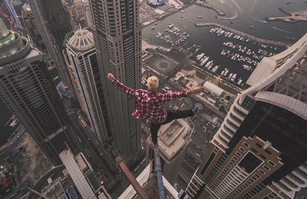 大厦边缘腾空跳 「战斗」勇士:我的人生是一场电影