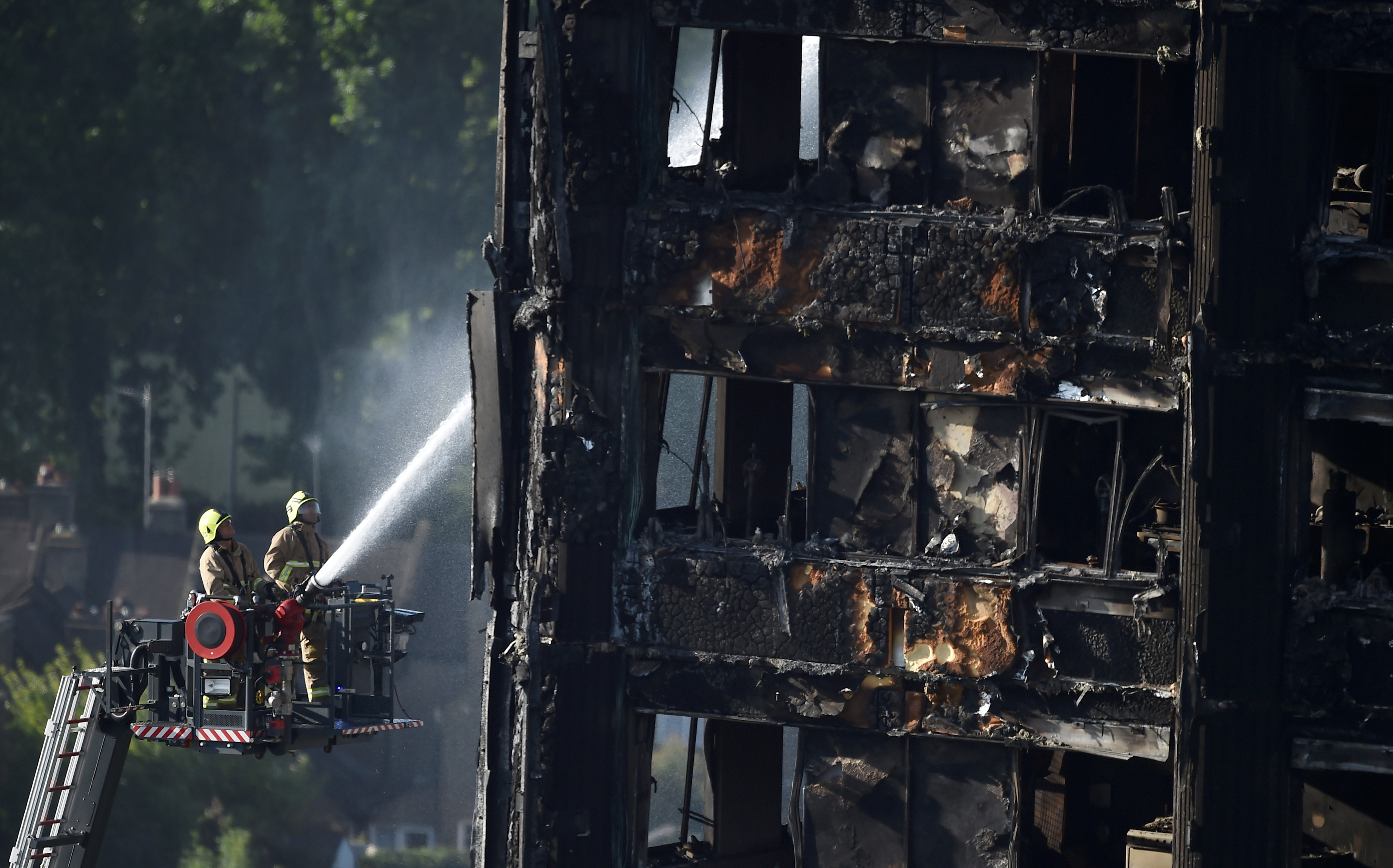 ▼伦敦格兰菲塔grenfell tower发生大火,消防员救援(图/路透社)