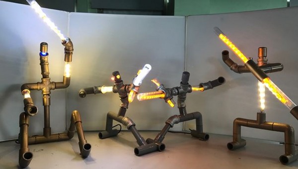 ▲用水管組合成的武士創意燈超吸睛！（圖／長興國小提供）