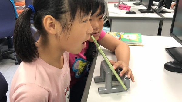 ▼平板支架使用。（圖／長興國小提供）