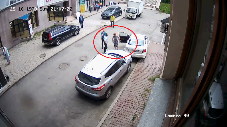 ▲俄羅斯女駕駛不知該如何停車。（圖／翻攝自YouTube）
