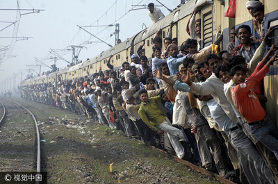 遺體破損躺鐵軌邊！印度搭火車「摔出車廂」　象牙海岸國腳慘死