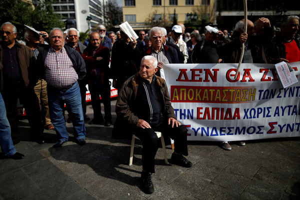 希臘2017年5月再度實施財政緊縮，許多老人走上街頭反對削減養老金。（圖／視覺中國CFP）