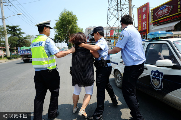 警车抓坏人图片流血图片