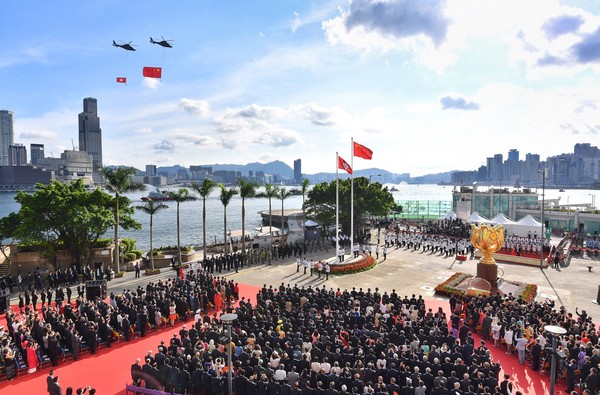 2017年7月1日，香港特別行政區政府在金紫荊廣場舉行升旗儀式，慶祝香港回歸中國20週年。（圖／視覺中國CFP）