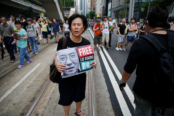 2017年7月1日，香港回歸20週年紀念日當天，香港民眾上街抗議，要求中國當局釋放諾貝爾和平獎得主劉曉波。（圖／路透社）