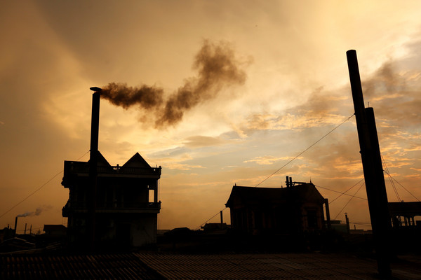 2017年6月8日,越南河內造紙廠煙囪排放廢氣景象（圖／視覺中國CFP）