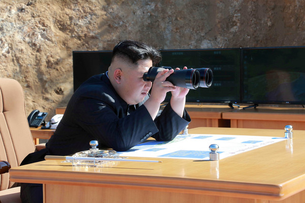 ▲▼北韓試射彈道飛彈，金正恩持望遠鏡觀看。（圖／CFP）
