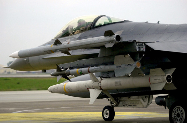 美國空軍F-16C戰鬥機掛載了AIM-120、AIM-9與AGM-88（由上至下）3種用途不同的空射式飛彈。（圖／翻攝自維基百科）