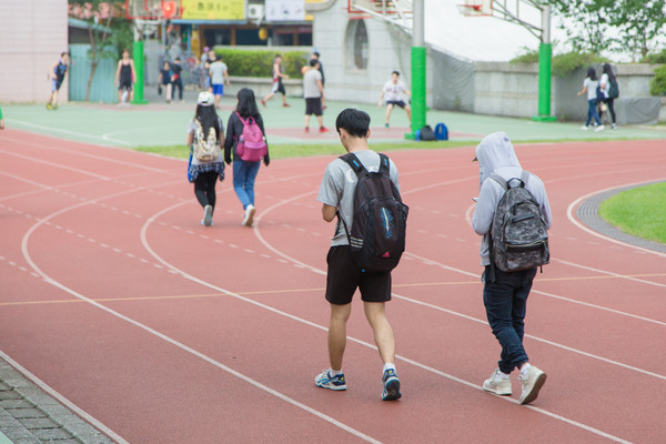 ▼校園生活,大學教育,男女高中生,下課(圖/記者林世文攝)