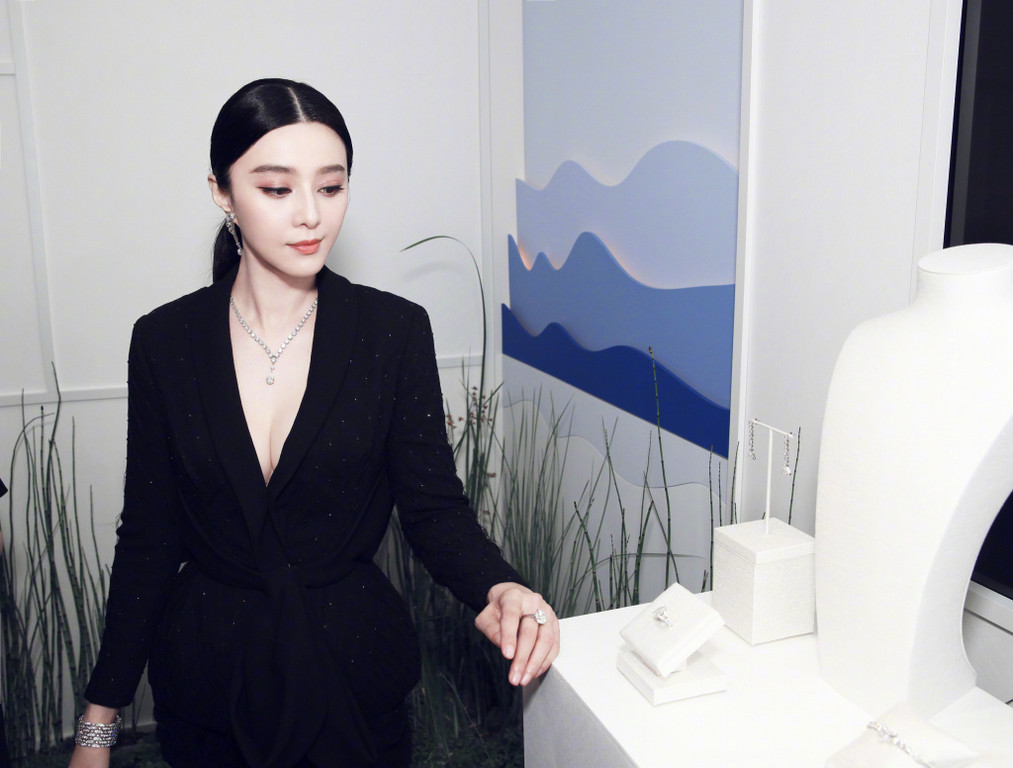 范冰冰露竹竿手&铅笔腿 碗公奶上身简直完美女神