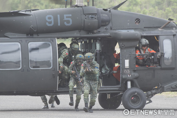 國軍「漢光33號」演習實兵演練,UH-60M通用直升機搭載特戰營突擊著陸（圖／記者季相儒攝）