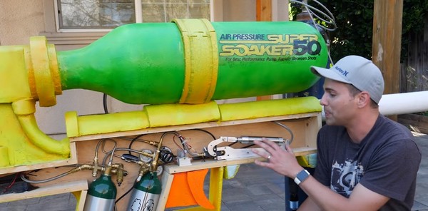 怪兽级水枪「破坏力强」 一秒爆破大西瓜