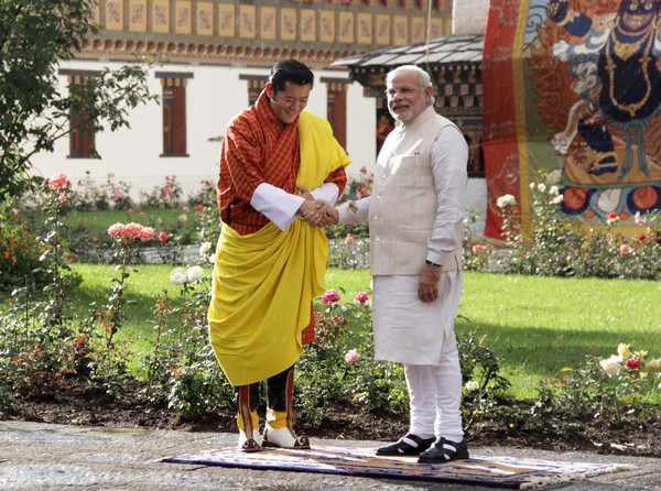 2014年6月15日，印度總理莫迪訪問不丹，與不丹國王旺楚克舉行會晤。此次訪問是莫迪出任總理以來首次出訪。（圖／視覺中國CFP）